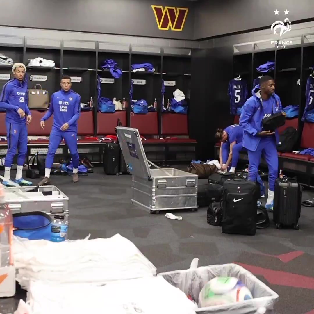 开云登录入口地址-😅姆三岁？姆巴佩更衣室投篮命中瞬间狂喜，现场表演魔性舞蹈